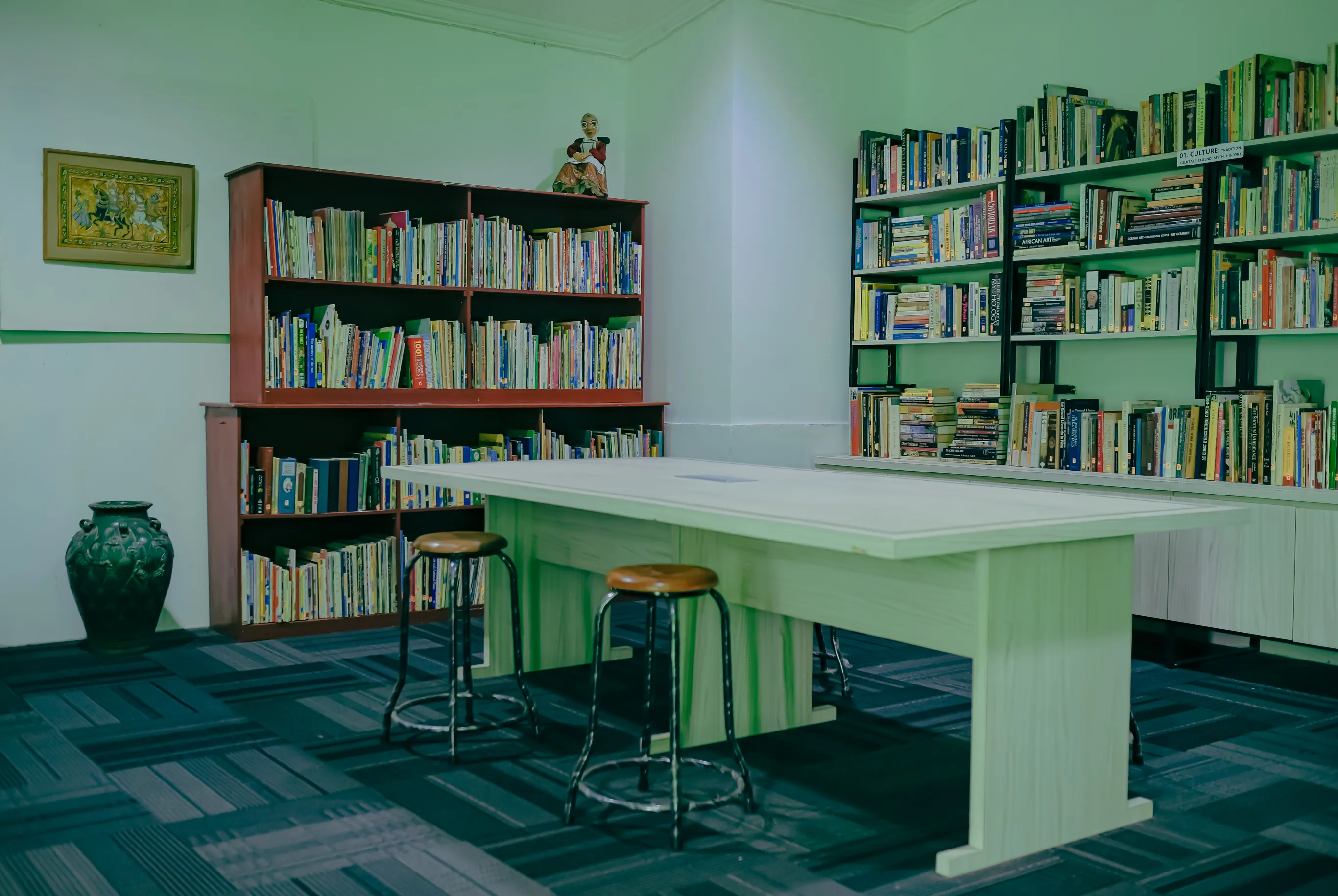 Anak sedang membaca buku di sudut baca yang nyaman