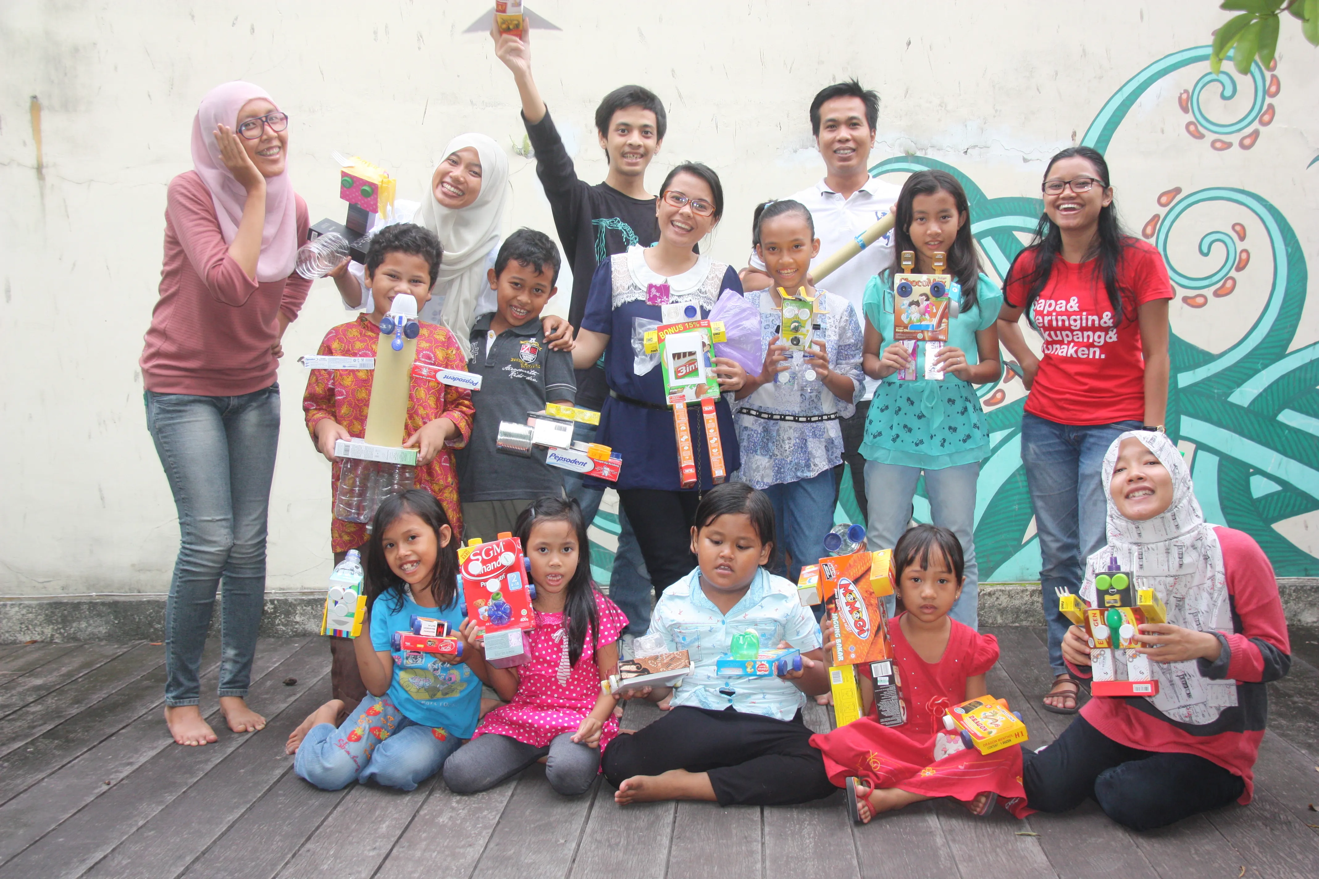 Perpustakaan anak dengan rak buku warna-warni