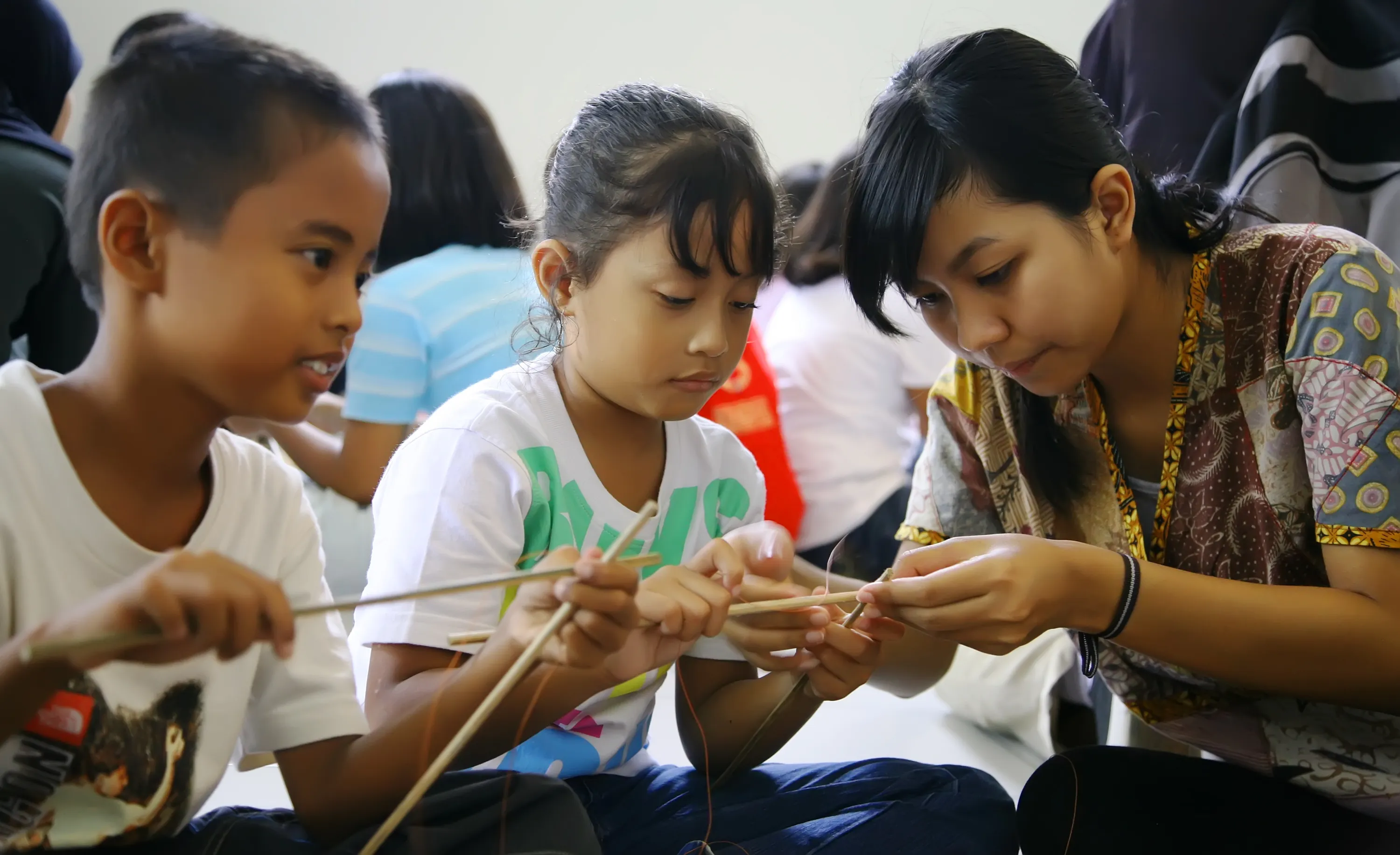 Anak sedang membaca buku di sudut baca yang nyaman