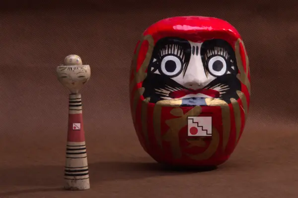 Boneka Kokeshi dan Daruma